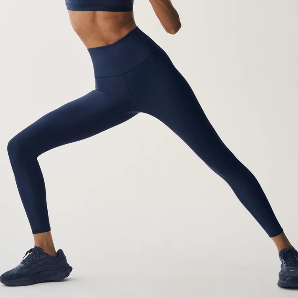 ALO Yoga airlift leggings 

Color navy

Size XS